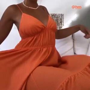 Säljer denna H&m klänning! Lånade bilder! 🧡 storlek 36