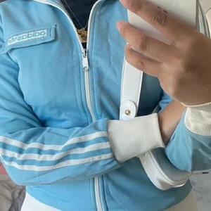 Adidas blå vintage tröja  - Säljer denna Adidas vintage tröjan för den inte används längre 
