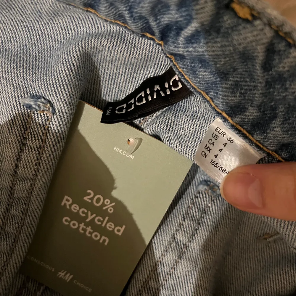 Supersnygga jeans från hm, säljes då jag beställde två strl och behöll den ena. Tiden för retur har gått ut så säljer här! Helt slutsålda på hemsidan. . Jeans & Byxor.