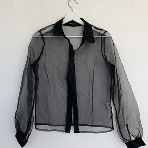 Svart mesh-skjorta - Sjukt cool skjorta i svart mesh. Den är i bra skick bortsett från lite trådar på vissa ställen (enkla att klippa bort!). Skjortan är köpt second hand och tybärr aldrig använd av mig då den är för liten. 