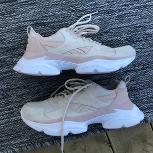 Reebok skor  - Säljer nu mina reebok skor pga att de inte kommer till användning. Skorna är användna 2 ggr, nyskick. Köparen står för frakten ❤️priset kan diskuteras 