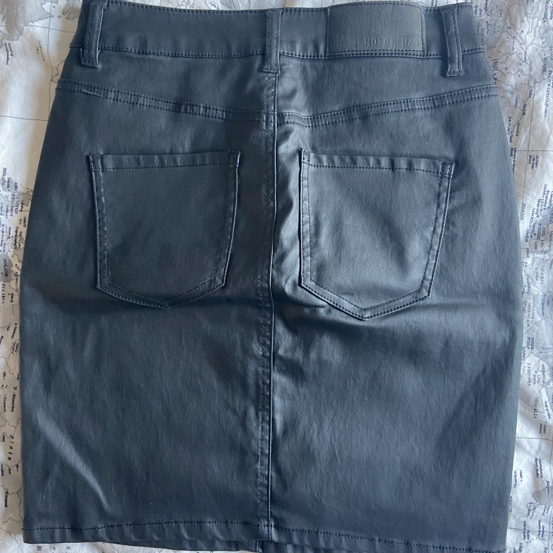 Svart skinnkjol från Noisy May  - 91