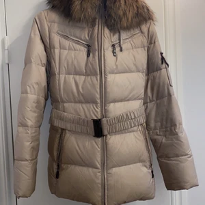 Hollies jacka äkta päls - Hollies jacka i äkta päls. Användt skick. Små smutsfläckar här och där men går säkert bort om den tvättas. Köparen står för fraktkostnad på 150kr. Säljer pga att jag inte vill bära äkta päls.