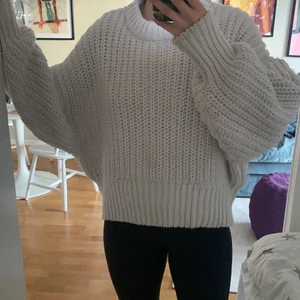 Stickat tröja - Vit stickat tröja i oversized modell. Den är använd en del förra hösten, men skulle ändå säga att den är i fint skick