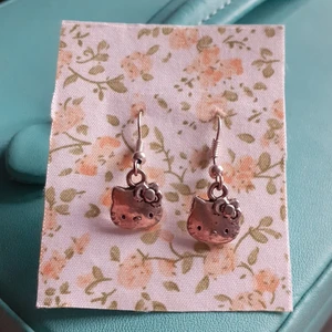 örhängen  - Ett par silvriga  hello kitty örhängen alldrig använda 