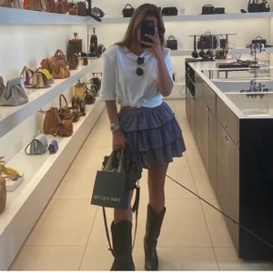 Zara kjol - Lånad bild! Säljer denna superfina populära rutiga kjol från zara! Passar till så mycket och är super snygg! Knappt använd då den har blivit för kort på mig💕 Buda gärna vid fler intresserade!