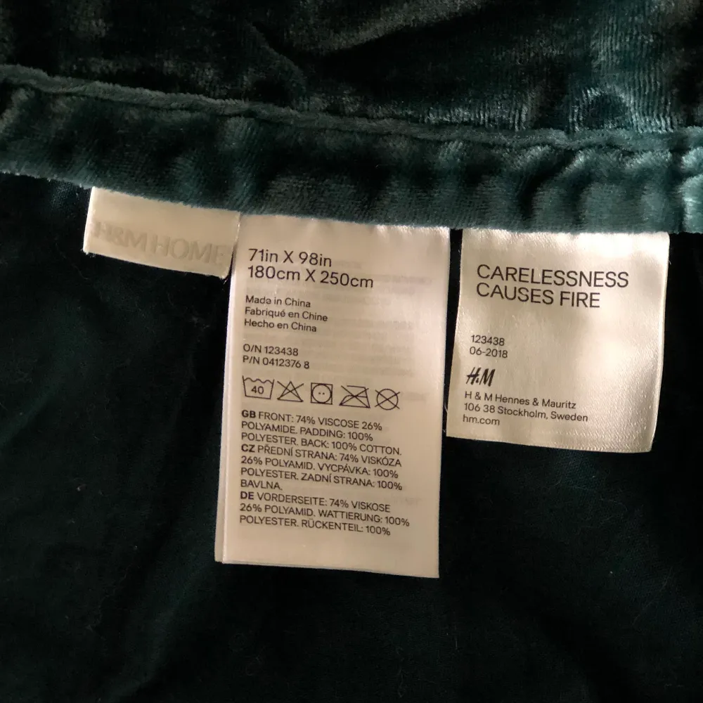 Ett grönt överkast från H&M home i nytt skick plus en kudde till för 50kr om man vill köpa till!. Övrigt.