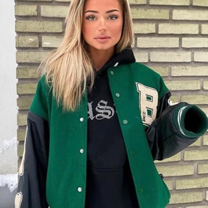 Supper snygg jacka   - Säljer nu min supersnygga jacka (inte jag på bilden). Jackan passar till allt och är i storlek L men passar mig som är S-M. Sitter så fint på och passar till allt. Buda i komentarerna🥰