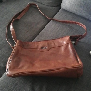 Casal skinn väska  - Det finns bara lite märken på undersidan av väska. Vid frågor lämna en kommentar. Köparen står för frakten. 