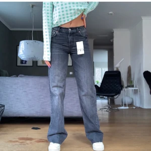 Jeans - Så snygga jeans ifrån Zara i modellen mid Waistköparen står för frakt på 66kr  , skick 10/10 super fina ,Har dock trampat på dom där nere!  buda❤️ skriv privat för fler bilder ❤️❤️ köp dirket för 350 + frakt ,  budet är just nu på 350+ frakt