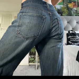 Lågmidjade jeans Levis - Säljer ett par oversized jeans från Levis (501) i en snygg mörkblå/grå färg. Köpta på Siv&åke för 400kr