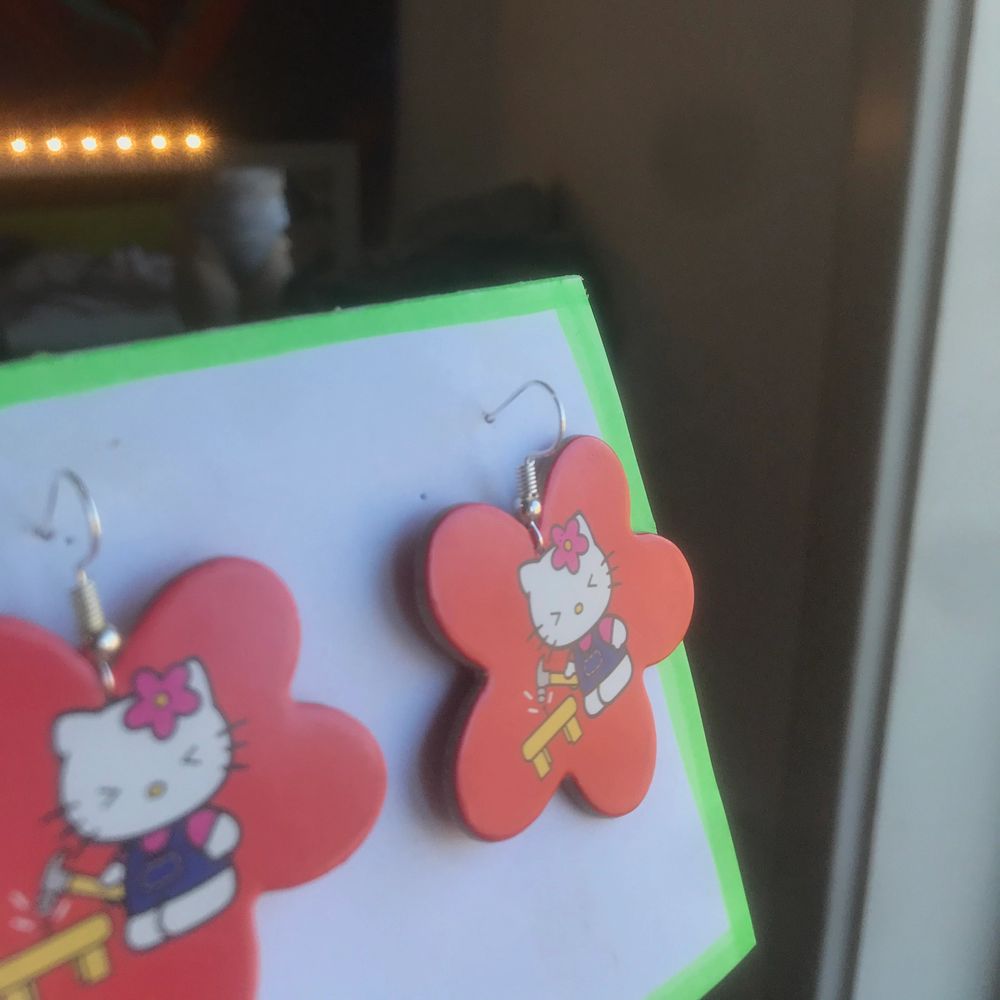 röda trendiga hemgjorda hello kitty örhängen!❤️ kontakta mig privat❣️❣️. Accessoarer.