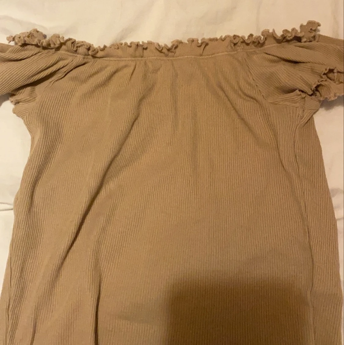 beige off-shoulder tröja  - 91