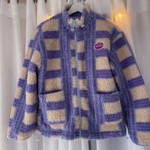 Teddy jacka rutig, helt ny - Supersnygg rutig teddyjacka i pastelfärger. Bara provad, var tyvärr inget för mig. Passar allt från XS-L beroende på hur man vill att den ska sitta. Jag är S/M och den är  lite oversize på mig. Känns varm och verkar vara bra kvalité! 