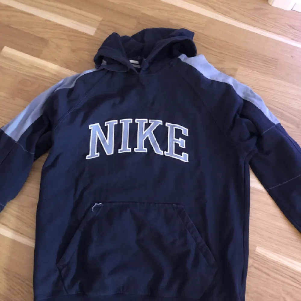 Snygg vintage hoodie från Nike, mörkblå med ljusblå text. Storlek M oversize. Frakt 66 kr 🌈✨. Hoodies.
