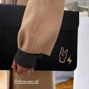 Laptopfodral svart inkl en patch - Vi är fem tjejer som driver UF-företaget som säljer stilrena laptopfodral som du enkelt kan designa med hjälp av våra patches. Välj mellan färgerna svart, grå, mörkgrön och rosa samt våra patches; tiger, blixt eller en hand🐅⚡️🤘🏽Beställning kan ske via Plick, Instagram eller vår hemsida! Pris: 249kr inklusive en patch. Kunden står för eventuell fraktkostnad.