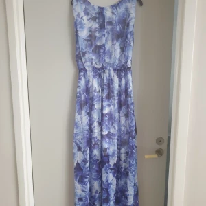 Långklänning - Långklänning i storlek M, använd en gång. Vringning i ryggen