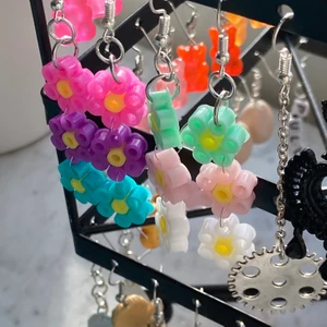 Blomörhängen🌸 - Urgulliga örhängen gjorda av mig själv, super fina nu när det börjar bli vår. Piffar upp en enkel outfit på ett enkelt sätt. Har flera par av båda varianterna:)  Skicka ett Meddelande här om du har någon fråga eller vill ha fler bilder<3 (förlåt för den dåliga kvaliteten vet ej vad som hände med bilderna)