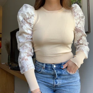 Blus - Så fin beige blus med puffärmar i tunt broderat meterial! Så fin till både sommar och vår, storlek S men passar även M💛🌟  ALDRIG använd