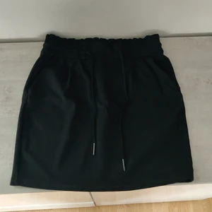 En kjol från Vero Moda - Jag har en kjol som jag köpte i somras som alldrig kom till användning så säljer den tilll nån annan så den kanske kommer till nytta. Den är i helt ny skick å tvättar såklart innan säljning:)