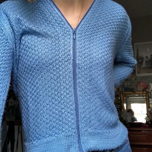 Ljusblå kofta - Söt ljusblå kofta i super skönt och stretchigt material. 