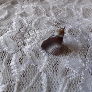 Halsbandshänge med sten - Cool sten i hänge. Vet inte vilken tyvärr men kanske Botswana agat?