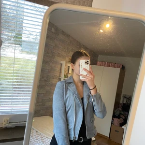 Blå mockajacka  - En jacka från hm i mockaimitation. Nästan aldrig använd så i väldigt bra skick. Nypris 600kr. Köparen står för frakten. Skriv för mer info 🥰 