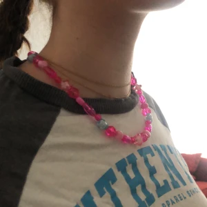 Pärlhalsband  - Rosa Pärlhalsband jag gjort själv. Kolla sista bilden för att se spänet. Frakt står köparen för 💞