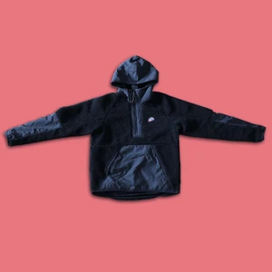 Nike fleece hoodie  - Snygg fleecetröja från Nike i väldigt bra skick. Kommer inte till användning därför säljer jag den. Nypris 1200kr.