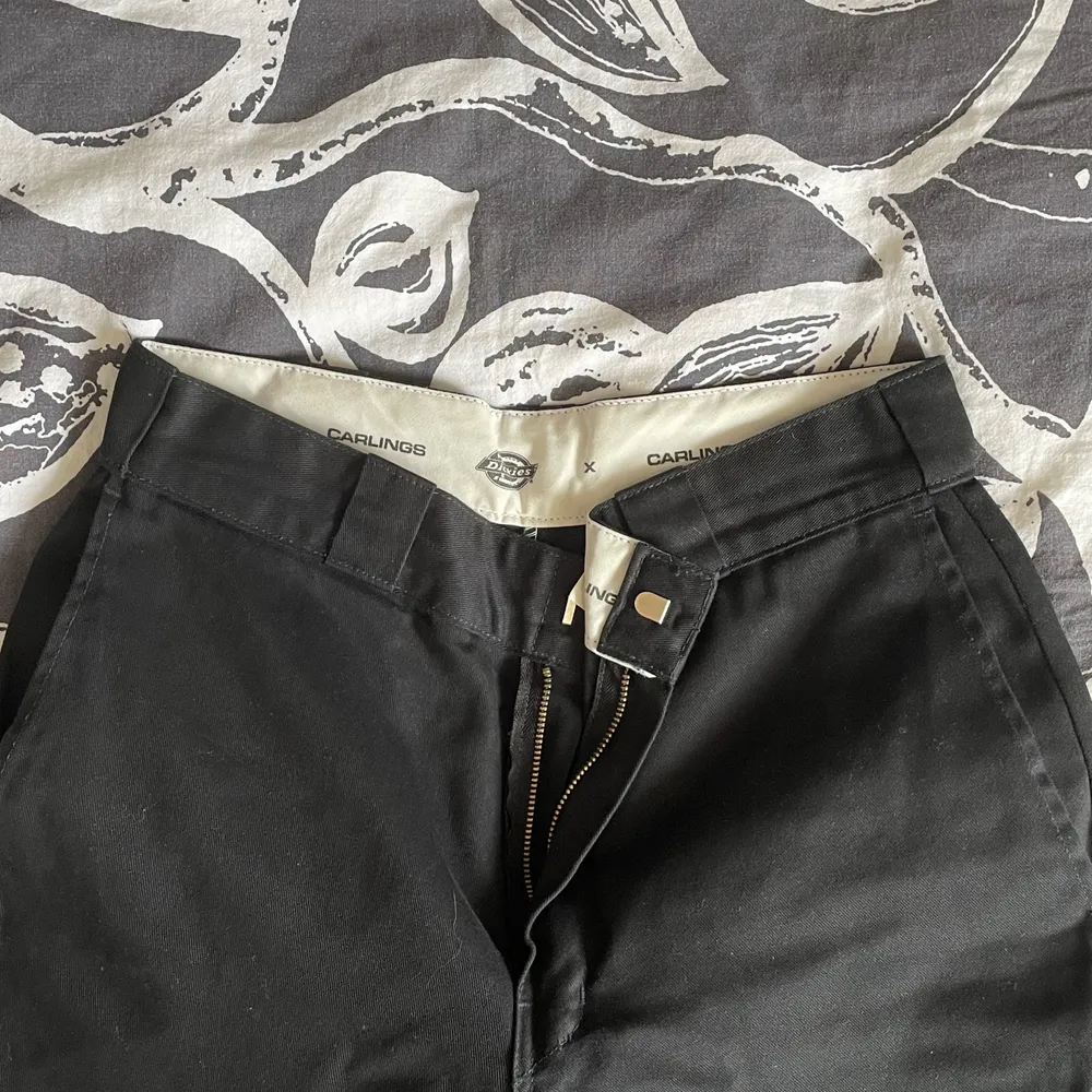 Ett par svarta chinosbyxor med märket dickies. Använda ett fåtal gånger. 250 kr inklusive frakt!. Jeans & Byxor.