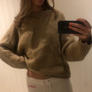 Stickad tröja - Så mysig beige stickad tröja !!