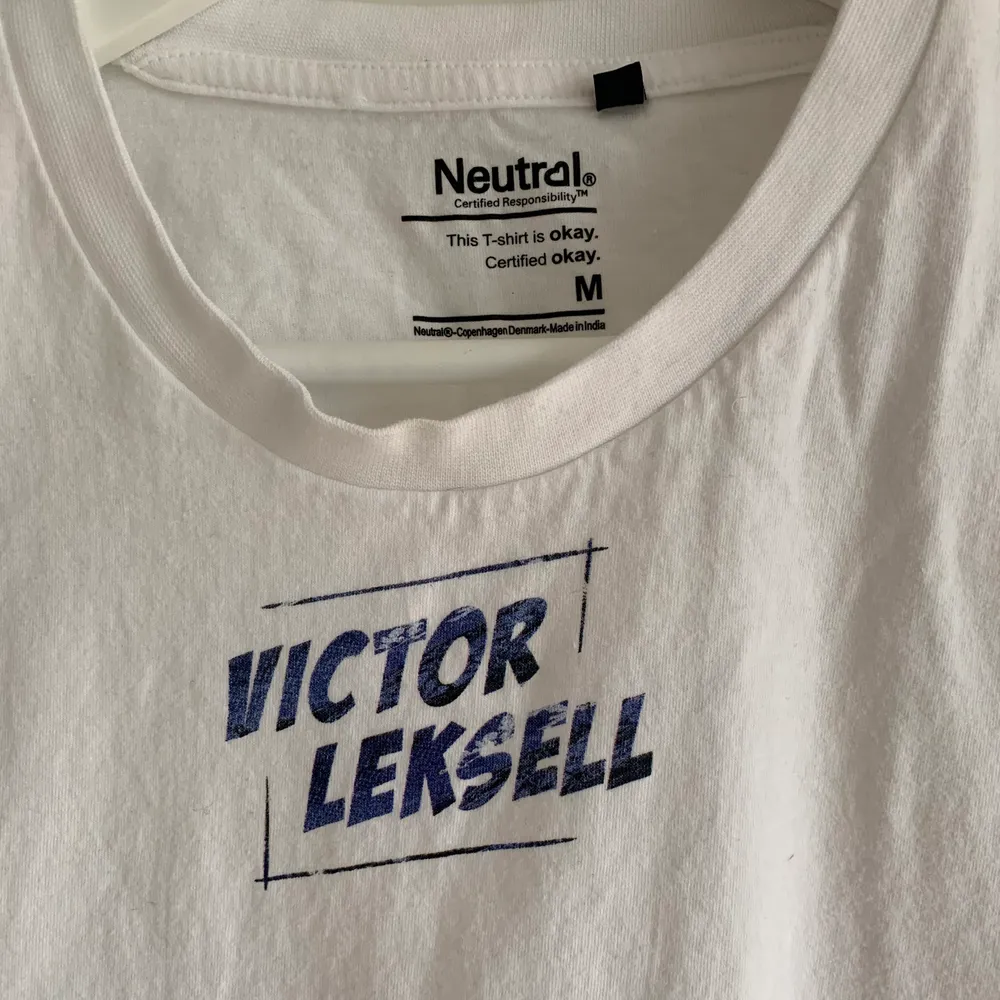 Utskickas merch från Victor Leksell, 2020 vid hans albumsläpp. Text ”Victor Leksell” på bröstet och en QRkod med Instagram filter på vänster arm. Pris kan diskuteras, frakt tillkommer. ❗️❕. T-shirts.