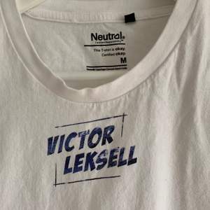Utskickas merch från Victor Leksell, 2020 vid hans albumsläpp. Text ”Victor Leksell” på bröstet och en QRkod med Instagram filter på vänster arm. Pris kan diskuteras, frakt tillkommer. ❗️❕