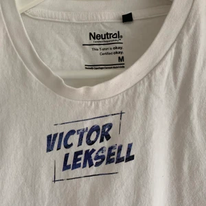 Merch Victor Leksell  - Utskickas merch från Victor Leksell, 2020 vid hans albumsläpp. Text ”Victor Leksell” på bröstet och en QRkod med Instagram filter på vänster arm. Pris kan diskuteras, frakt tillkommer. ❗️❕