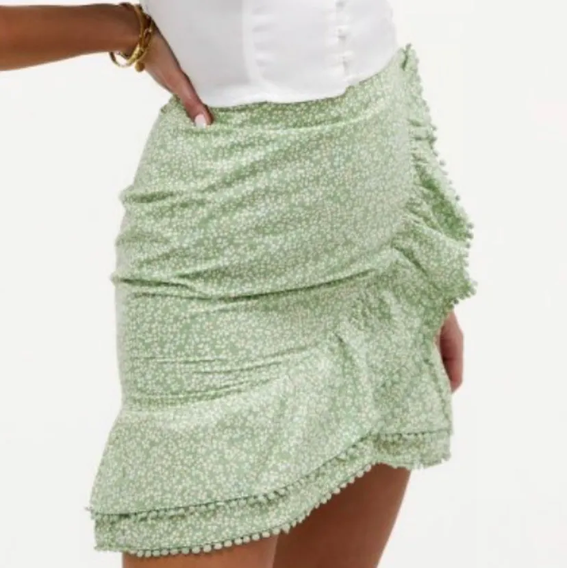 Köpte denna gröna kjol för några månader sedan och säljer den eftersom den inte passar mig längre. På Bild 3 kan man se att sömmen har gått upp lite precis under dragkedjan, men det är inget som man kan se från långt håll. Jättefin och väldigt somrig! . Kjolar.