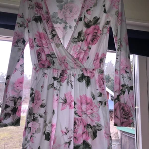 Byxdress - Jag säljer min somriga byxdress, säljer den då den tyvärr är för liten för mig🥰 kan mötas upp i Norrköping men kan även frakta och köparen står för frakt