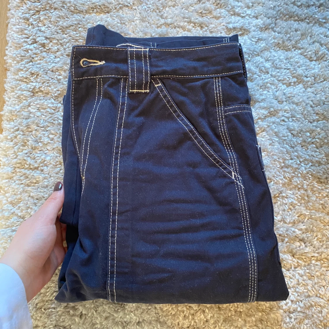 Weekday - mörkblåa vida jeans