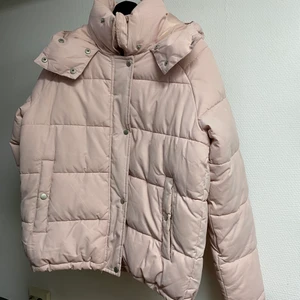 Jacka - Rosa jacka som är använd 2 ggr. Passar xs-m beroende på hur oversized man vill ha den