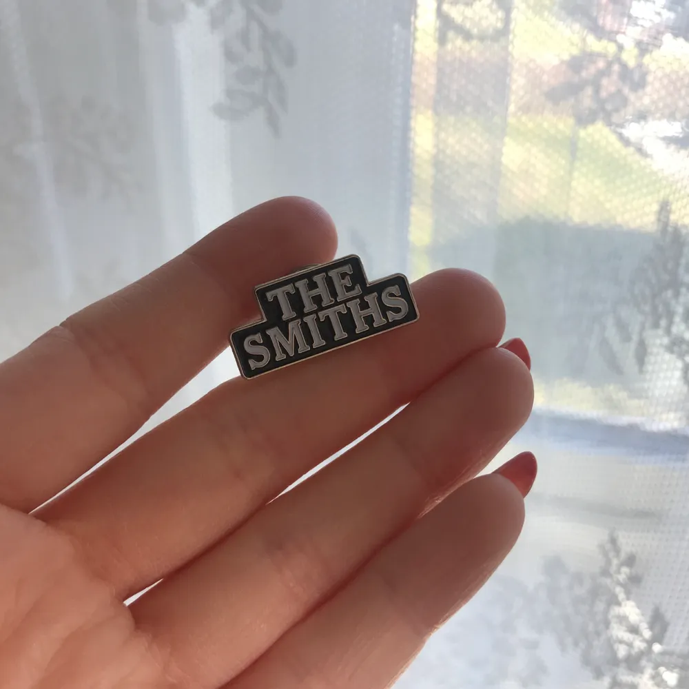 Superfin The Smiths pin, älskar men använder aldrig. Superfint skick! ✨ FRI FRAKT! . Accessoarer.