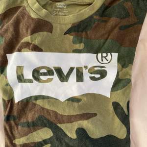 Camouflage tshirt från levis | strl M | frakt tillkommer