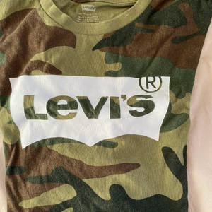 Levis tshirt militär - Camouflage tshirt från levis | strl M | frakt tillkommer