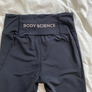Träningstights från Body Science strl S - Superfina tights från Body Science. Säljes då jag redan har ett par exakt likadana. Sitter superbra i midjan, med tunt material som andas. Inte see trough!