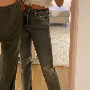 Balla ripped jeans från HM! Köpta i somras och mycket bra skick! Vid intresse kan jag skicka bättre bilder, mått osv. Frakten ingår inte i priset.