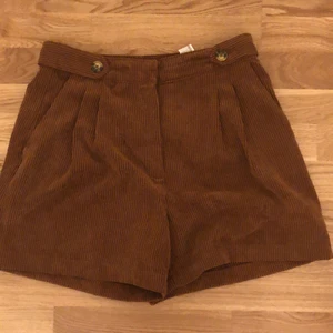 Bruna shorts - Bruna shorts från ZARA, strlk M. I ny och fin skick, säljer pga det ej är min style. Skönt och mjuk material.