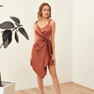 Klänning  - Sommar klänning storlek S jätte fint material knyts vid nacken.   En av snörerna finns inte men den går att knyta fast           