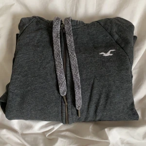 Hollister kofta  - Hollister kofta i storlek xs, jätte varm kofta och i fint skick.