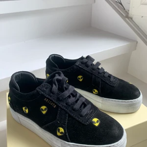 axel arigato skor - Säljer coolaste skorna! Använda fåtal gånger! I nyskick!! Säljer då dom tyvärr är för små för mig 😭 nypris 1800kr säljer för 700kr