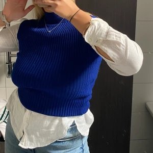 Poloväst - Jättefin mörkblå poloväst!!!😍 Har enbart använt den en gång, även otroligt stretchig så jag skulle säga att den skulle passa alla storlekar från XS-L!!!