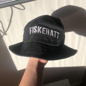 ODZ ”fiskehatt” merch - Väldigt limiterad ODZ merch. Säljer då jag tyvärr inte använder den längre. Skriv en kommentar eller PM om ni har några frågor. Budgivning från: 700! HÖGSTA BUD: 850kr⭐️