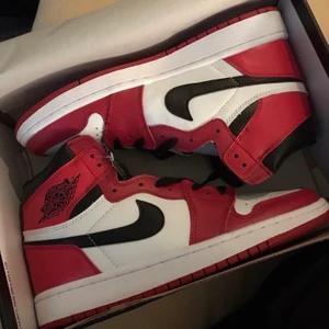 Jordan 1s - A kopior!!! Beställningsvara så det tar cirka 3-5 veckor att få hem, håller såklart kontakten under tiden, spårningsnummer tillkommer👌 olika färger och modeller finns, alla storlekar från 36-45 finns